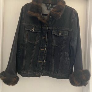 Stylish Black Denim Jacket with Faux Fur Accents